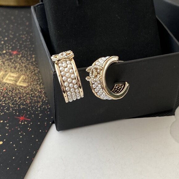 Chanel Pearl Earrings - Picture 5 of 5